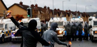 Los líderes norirlandeses luchan por sofocar la peor violencia en años