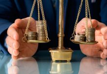 La Abogacía reclama en el Congreso de los Diputados una reforma de la Ley de Asistencia Jurídica Gratuita Balanza con dinero