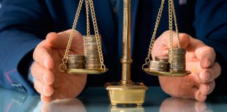 Condenada una aseguradora a pagar 17.000 a su asegurado por el cierre del comercio durante el estado de alarma Balanza con dinero