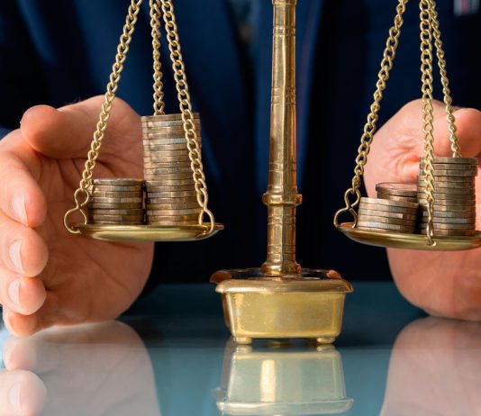 Condenada una aseguradora a pagar 17.000 a su asegurado por el cierre del comercio durante el estado de alarma Balanza con dinero