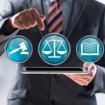 Tres claves esenciales que todo abogado debe evaluar antes de incorporar IA en su despacho Abogado, tablet e iconos