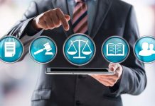 Nuevas tecnologías y riesgos digitales: la transformación del Derecho hacia una nueva era Abogado, tablet e iconos