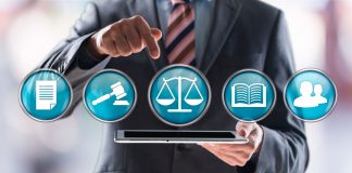 La estrategia digital en los despachos de abogados y en los departamentos jurídicos Abogado, tablet e iconos