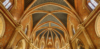 La certificación eclesiástica como medio inmatriculador Interior de una iglesia