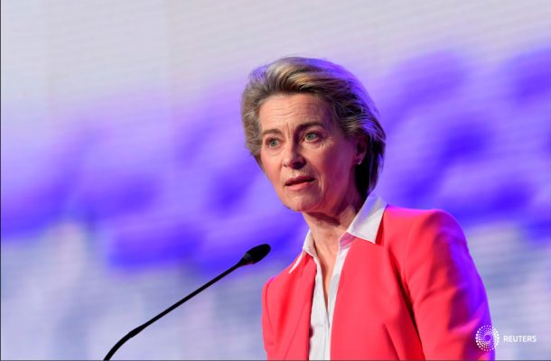 La presidenta de la Comisión Europea, Ursula von der Leyen, pronuncia una conferencia de prensa en Puurs, Bélgica, el 23 de abril de 2021. John Thys / Pool vía REUTERS