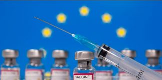 La UE demanda a AstraZeneca por incumplimiento del contrato de suministro de vacuna COVID-19 En esta ilustración, tomada el 10 de marzo de 2021, se ven frascos con la etiqueta "Vacuna contra el coronavirus Astra Zeneca COVID-19" y una jeringa frente a una bandera de la UE que se muestra. REUTERS / Dado Ruvic / Ilustración