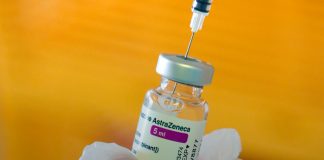 Objetores de conciencia contra los negacionistas del Covid-19 en las Islas Canarias Un trabajador médico sostiene un vial de la vacuna AstraZeneca COVID-19 en un centro de vacunación, en medio del brote de enfermedad por coronavirus, en Ronquieres, Bélgica, el 6 de abril de 2021. REUTERS/Yves Herman