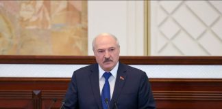 El líder bielorruso dice que un periodista detenido estaba tramando una «rebelión sangrienta» El Presidente bielorruso Alexander Lukashenko pronuncia un discurso durante una reunión con parlamentarios, miembros de la Comisión Constitucional y representantes de los órganos de administración pública, en Minsk, Bielorrusia, el 26 de mayo de 2021. Maxim Guchek/BelTA/Folleto vía REUTERS