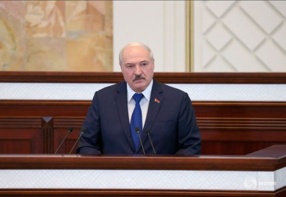 El Presidente bielorruso Alexander Lukashenko pronuncia un discurso durante una reunión con parlamentarios, miembros de la Comisión Constitucional y representantes de los órganos de administración pública, en Minsk, Bielorrusia, el 26 de mayo de 2021. Maxim Guchek/BelTA/Folleto vía REUTERS