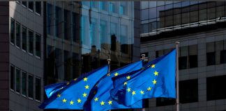 Bélgica quiere una respuesta «severa» de la UE sobre el aterrizaje forzoso de Bielorrusia Las banderas de la Unión Europea ondean frente a la sede de la Comisión Europea en Bruselas, Bélgica, el 21 de agosto de 2020. REUTERS/Yves Herman//Foto de archivo