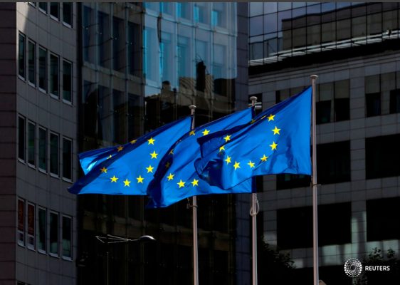 Las banderas de la Unión Europea ondean frente a la sede de la Comisión Europea en Bruselas, Bélgica, el 21 de agosto de 2020. REUTERS/Yves Herman//Foto de archivo