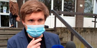 Enviado de Irán retira apelación a la cárcel en Bélgica, no se ha visto intercambio de prisioneros El abogado belga Dimitri de Beco, que representa al diplomático iraní Assadollah Assadi, acusado en Bélgica de planear bombardear una reunión de un grupo de oposición iraní exiliado en Francia, habla con los medios de comunicación frente a un tribunal en Amberes, Bélgica, el 5 de mayo de 2021. REUTERS / Clemente Rossignol