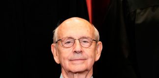El juez estadounidense Breyer pregona compromiso, democracia, adhesión a los precedentes El juez asociado Stephen Breyer posa durante una foto de grupo de los jueces en la Corte Suprema en Washington, Estados Unidos, el 23 de abril de 2021. Erin Schaff/Pool vía REUTERS