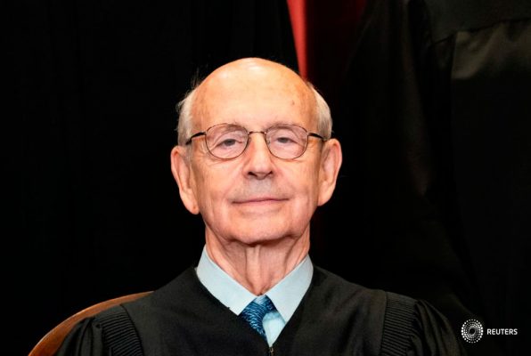 El juez asociado Stephen Breyer posa durante una foto de grupo de los jueces en la Corte Suprema en Washington, Estados Unidos, el 23 de abril de 2021. Erin Schaff/Pool vía REUTERS