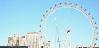 El primer ministro británico Johnson anunciará la próxima fase de alivio del bloqueo de COVID, dice el ministro La gente bebe a bordo de un bar-barco en el río Támesis, con el London Eye de fondo, mientras se alivian las restricciones de la enfermedad por coronavirus (COVID-19), en Londres, Gran Bretaña, el 16 de abril de 2021. REUTERS / Henry Nicholls