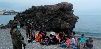 España promete restablecer el orden después de que miles de personas nadan en Ceuta desde Marruecos Legionarios españoles se encuentran alrededor de ciudadanos marroquíes, después de que miles de marroquíes nadaron a través de la frontera hispano-marroquí el lunes, en Ceuta, España, el 18 de mayo de 2021. REUTERS/Jon Nazca