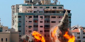 Israel lanza decenas de ataques en Gaza mientras los combates entran en la segunda semana Una explosión se ve cerca de una torre que alberga AP, oficinas de Al Jazeera durante ataques con misiles israelíes en la ciudad de Gaza, el 15 de mayo. REUTERS/Ashraf Abu Amrah/Foto de archivo