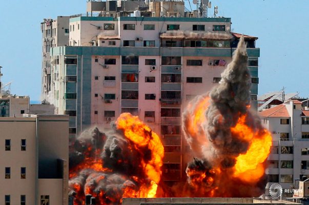 Una explosión se ve cerca de una torre que alberga AP, oficinas de Al Jazeera durante ataques con misiles israelíes en la ciudad de Gaza, el 15 de mayo. REUTERS/Ashraf Abu Amrah/Foto de archivo