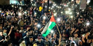 Tregua entre Israel y Hamas se afianza tras 11 días de combates Los palestinos celebran en las calles tras un alto el fuego, en el sur de la Franja de Gaza, el 21 de mayo de 2021. REUTERS/Ibraheem Abu Mustafa