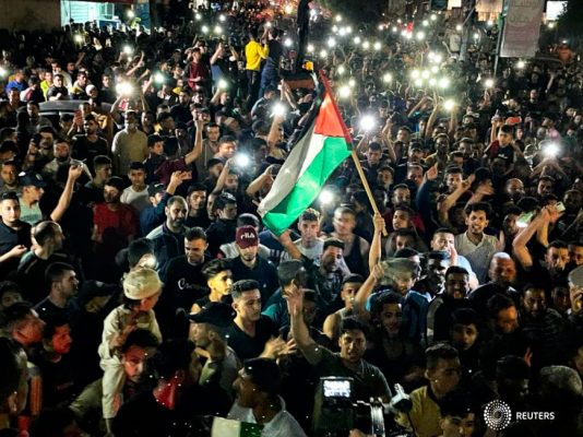 Los palestinos celebran en las calles tras un alto el fuego, en el sur de la Franja de Gaza, el 21 de mayo de 2021. REUTERS/Ibraheem Abu Mustafa