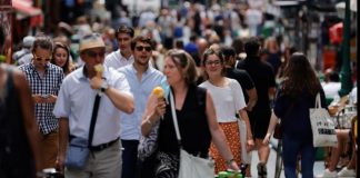 París celebra, con cautela, mientras Francia abandona las mascarillas al aire libre