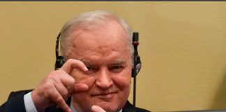 Condena por genocidio confirmada contra el ex jefe militar serbobosnio Mladic El exlíder militar serbobosnio Ratko Mladic hace gestos antes del pronunciamiento de su fallo de apelación en el Mecanismo Residual Internacional de tribunales penales (IRMCT) de la ONU en La Haya, Países Bajos, el 8 de junio de 2021. Peter Dejong/Pool vía REUTERS