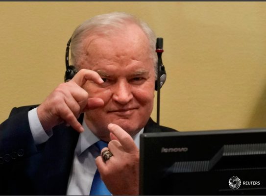 El exlíder militar serbobosnio Ratko Mladic hace gestos antes del pronunciamiento de su fallo de apelación en el Mecanismo Residual Internacional de tribunales penales (IRMCT) de la ONU en La Haya, Países Bajos, el 8 de junio de 2021. Peter Dejong/Pool vía REUTERS