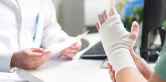 ¿Es accidente laboral el esguince de muñeca sufrido por una trabajadora en una cafetería durante su tiempo de descanso?