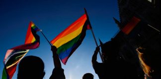 «Grotesco»: los países de la UE condenan a Hungría por la ley anti-LGBTQ Manifestantes protestan contra el primer ministro húngaro Viktor Orban y la última ley anti-LGBTQ en Budapest, Hungría, 14 de junio de 2021. REUTERS/Marton Monus