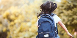 Podcast reseña de jurisprudencia: responsabilidad fiscal solidaria de una menor de edad Una niña de espaldas