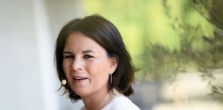 El líder de los Verdes alemanes rechaza las acusaciones de plagio mientras golpea la credibilidad