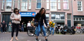 El tiroteo del reportero holandés del crimen «pesadilla se hace realidad» – hijo Una mujer deja flores donde el famoso reportero holandés peter R. de Vries ha sido baleado y reportado gravemente herido en Ámsterdam, Países Bajos, 7 de julio de 2021. REUTERS/Eva Plevier