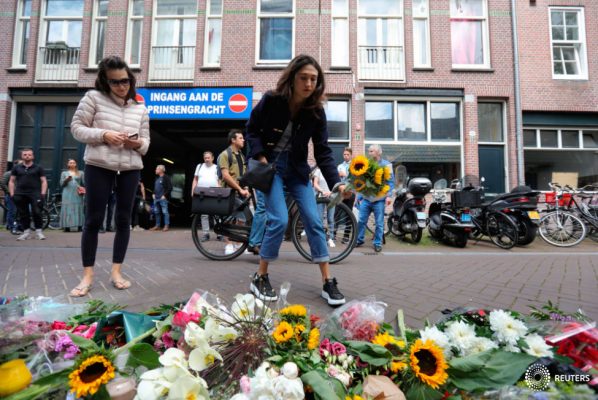 Una mujer deja flores donde el famoso reportero holandés peter R. de Vries ha sido baleado y reportado gravemente herido en Ámsterdam, Países Bajos, 7 de julio de 2021. REUTERS/Eva Plevier