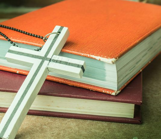 La prohibición de símbolos religiosos en el puesto de trabajo: política de empresa y derechos del trabajador