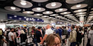 Reino Unido elimina la cuarentena para británicos completamente vacunados en un impulso para las aerolíneas Los pasajeros que llegan hacen cola en el Control Fronterizo del Reino Unido en la Terminal 5 del Aeropuerto de Heathrow en Londres, Gran Bretaña, el 29 de junio de 2021. REUTERS/Hannah Mckay