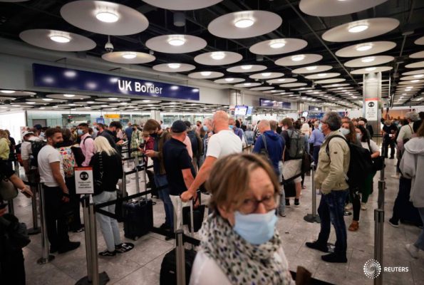Los pasajeros que llegan hacen cola en el Control Fronterizo del Reino Unido en la Terminal 5 del Aeropuerto de Heathrow en Londres, Gran Bretaña, el 29 de junio de 2021. REUTERS/Hannah Mckay