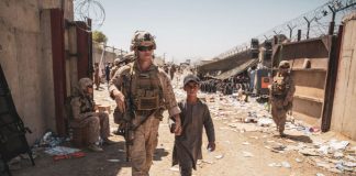 Afganistán se enfrenta a una crisis humanitaria a medida que se acerca la fecha límite del transporte aéreo