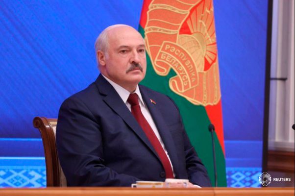 El presidente bielorruso Alexander Lukashenko ofrece una conferencia de prensa en Minsk, Bielorrusia, el 9 de agosto de 2021. Pavel Orlovsky/BelTA/Folleto vía REUTERS