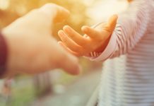 ¿Qué interés prevalece en el acogimiento de menores?