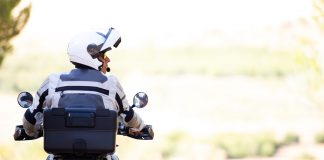 Anulan una multa impuesta por usar un casco ‘bluetooth’ circulando en moto