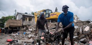 Haitianos que se refugian en tiendas de campaña se impacientan por la ayuda después del devastador terremoto