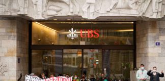 La policía despeja a activistas climáticos del corazón del distrito financiero de Zúrich Activistas climáticos de "Rise up for Change" bloquean una entrada de UBS para protestar contra la financiación de grandes bancos de proyectos de combustibles fósiles que dañan el medio ambiente en Zúrich, Alemania, 2 de agosto de 2021. Schweiz Rise Up For Change/Handout via REUTERS