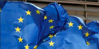 Seis países de la UE advierten contra la puerta abierta para los solicitantes de asilo afganos Banderas de la Unión Europea ondean frente a la sede de la Comisión de la UE en Bruselas, Bélgica, el 5 de mayo de 2021. REUTERS/Yves Herman/Foto de archivo