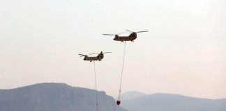 Al menos 65 muertos en incendios forestales argelinos, Grecia e Italia queman Dos helicópteros chinook egipcios sobrevuelen la base aérea militar de Elefsina, proporcionando asistencia para la lucha contra incendios en Grecia, 11 de agosto de 2021. REUTERS/Louiza Vradi