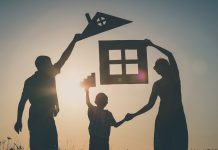 ¿Si desaparece la causa de la excedencia por cuidado de familiar (por fallecimiento) y el trabajador no solicita su reingreso, la excedencia se transforma en voluntaria?