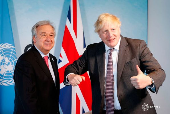 El primer ministro británico, Boris Johnson, saluda al secretario general de la ONU, Antonio Guterres, antes de una reunión bilateral, durante la cumbre del G7 en Carbis Bay, Cornualles, Gran Bretaña, el 12 de junio de 2021. Adrian Dennis/Pool vía REUTERS