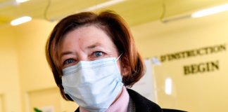 La medida de Estados Unidos para desalojar a Francia del acuerdo submarino de Australia es incoherente – Ministros franceses La ministra de Defensa francesa, Florence Parly, con una máscara facial protectora, visita un centro de vacunación en el hospital militar HIA Begin, en Saint-Mande, al sureste de París, Francia, el 7 de marzo de 2021. Bertrand Guay/Pool vía REUTERS