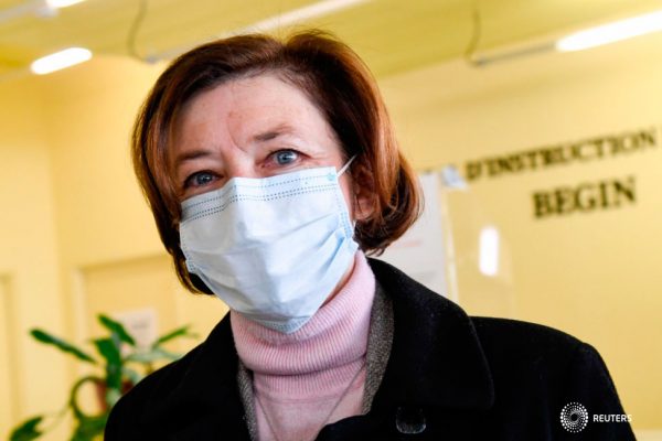 La ministra de Defensa francesa, Florence Parly, con una máscara facial protectora, visita un centro de vacunación en el hospital militar HIA Begin, en Saint-Mande, al sureste de París, Francia, el 7 de marzo de 2021. Bertrand Guay/Pool vía REUTERS