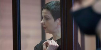 Occidente llora por el líder de la protesta de Bielorrusia, Kolesnikova, condenado a 11 años La política opositora bielorrusa Maria Kolesnikova, acusada de extremismo y de intentar tomar el poder ilegalmente, está esposada dentro de la jaula de un acusado mientras asiste a una audiencia judicial en Minsk, Bielorrusia, el 6 de septiembre de 2021. Ramil Nasibulin/BelTA/Handout vía REUTERS