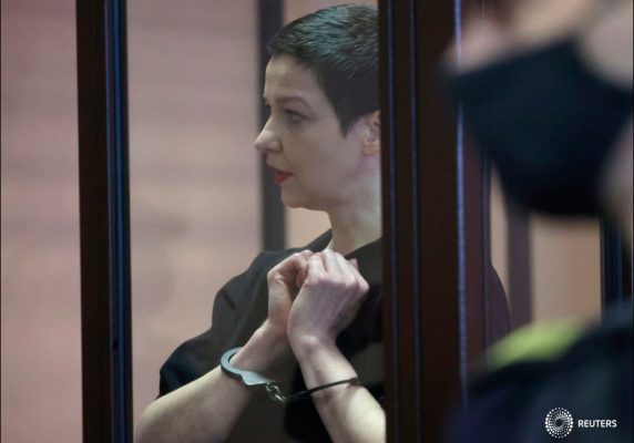 La política opositora bielorrusa Maria Kolesnikova, acusada de extremismo y de intentar tomar el poder ilegalmente, está esposada dentro de la jaula de un acusado mientras asiste a una audiencia judicial en Minsk, Bielorrusia, el 6 de septiembre de 2021. Ramil Nasibulin/BelTA/Handout vía REUTERS